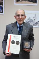 Edmund Marczak z medalem Obrońcy Ojczyzny 1939-1945