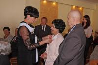 Dekoracja pary małżeńskiej obchodzącej jubileusz 50-lecia pożycia małżeńskiego przez burmistrz Bożenę Budzik