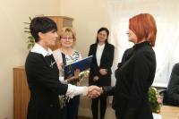 Burmistrz składa gratulacje nowej kierownik MGOPS