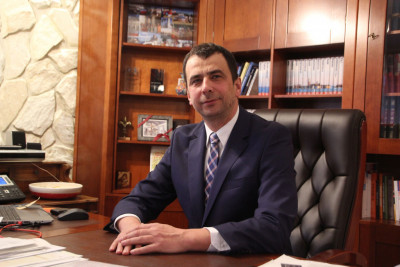 Zdjęcie burmistrza siedzącego w gabinecie
