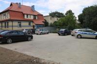 Utwardzony plac przy komisariacie 