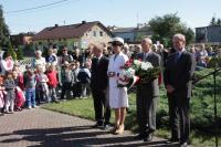 Złożenie wiązanki kwiatów przez władze samorządowe
