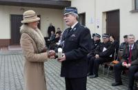Przekazanie kluczyków przez burmistrz Bożenę Budzik prezesowi OSP Gostyczyna Jackowi Łusiakowi
