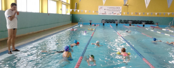 Dzieci trenują na basenie "Delfin" Dzieci trenują na basenie "Delfin"