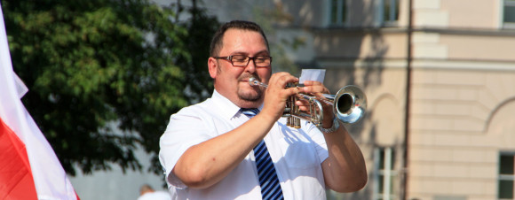 Odegranie hejnału Nowych Skalmierzyc przez Wojciecha Musiała 