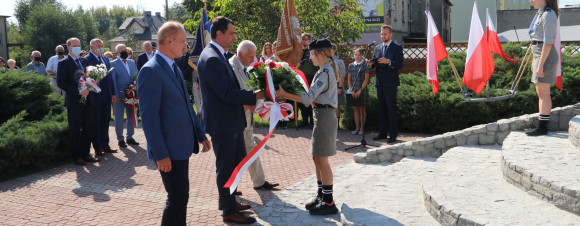 zdjęcie przedstawia przekazanie bukietu kwiatów harcerzom ze Szczepu ZHP Granica im. Powstańców Wielkopolskich