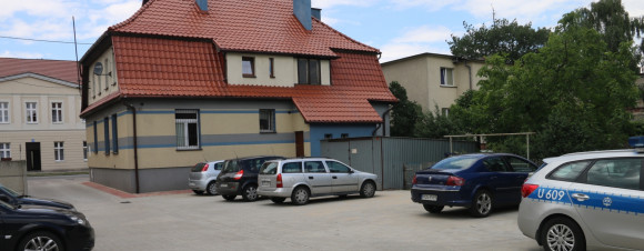 Utwardzony plac przy komisariacie Utwardzony plac przy komisariacie