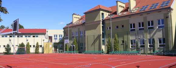 Nowe boisko wielofunkcyjne przy miejskim gimnazjum