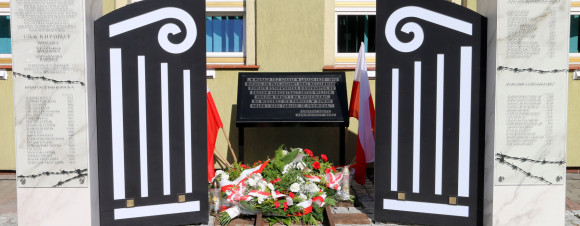 Poświęcenie tablicy upamiętniającej ofiary obozu przejściowego  w Nowych Skalmierzycach